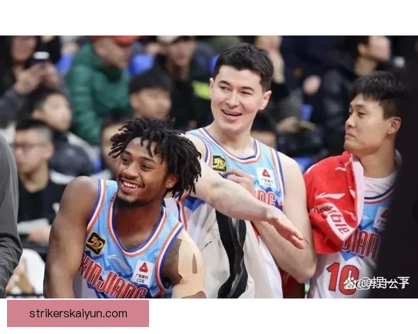 阿克边后卫状态回暖，近期表现引人注目